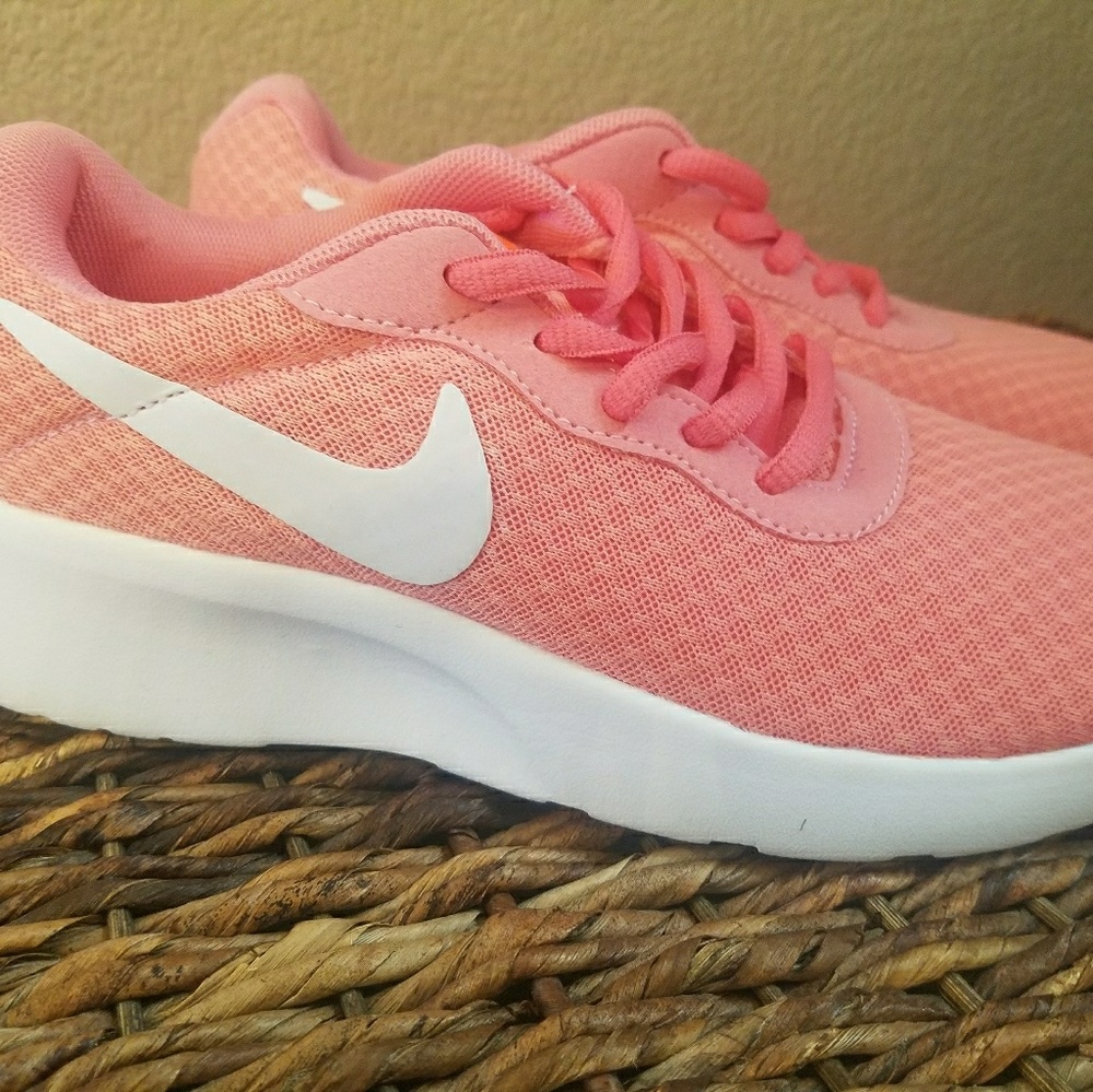 Womans Nike Kaishi size 7